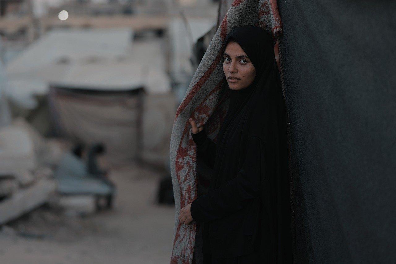 Person på väg genom passkontroll